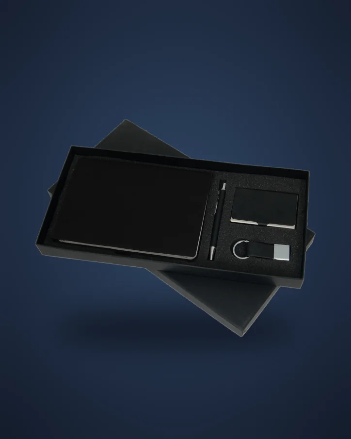 Black gift set with A5 notebook, pen and keychain